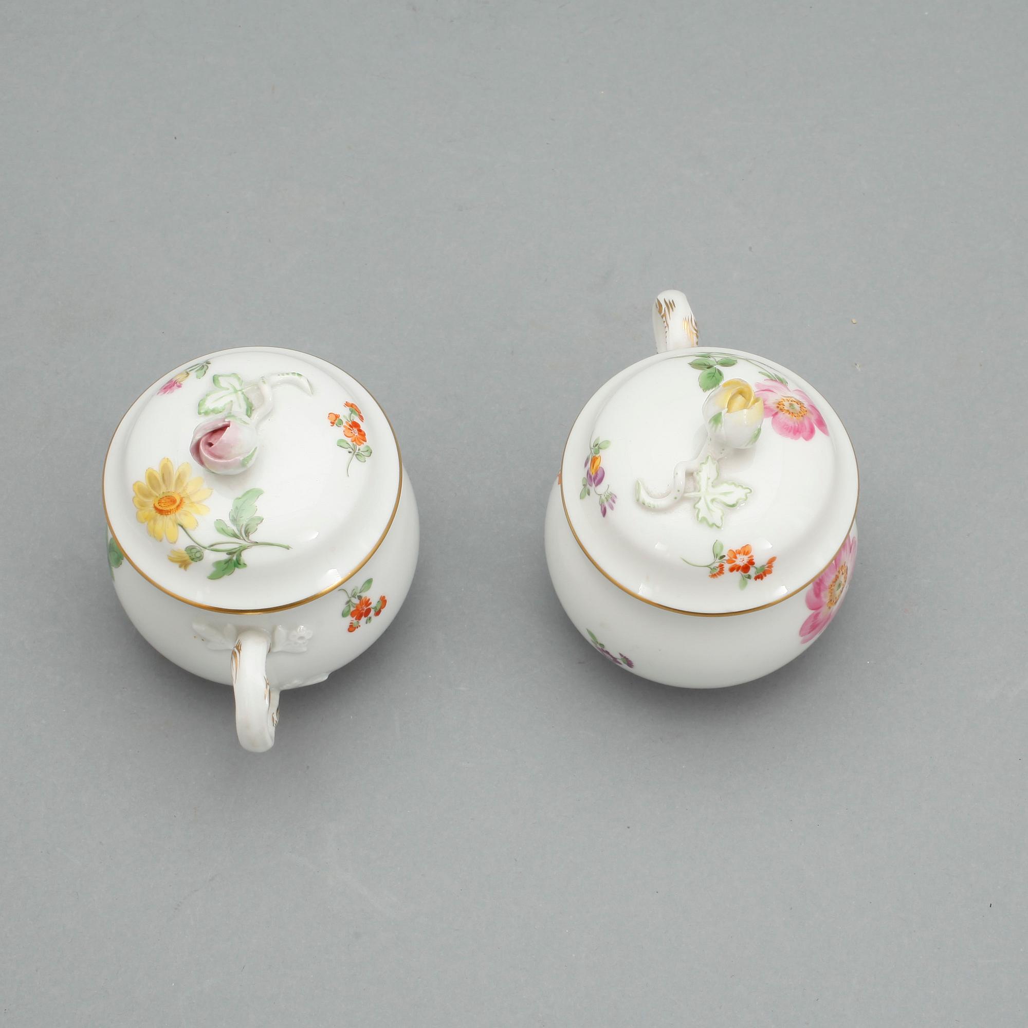 452324. CREMEKOPPAR MED LOCK, ett par, porslin, Meissen, märkta undertill.
