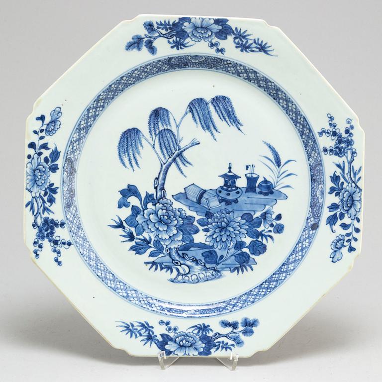 A blue and white serving dish, Qing dynasty, Qianlong (1736-95).