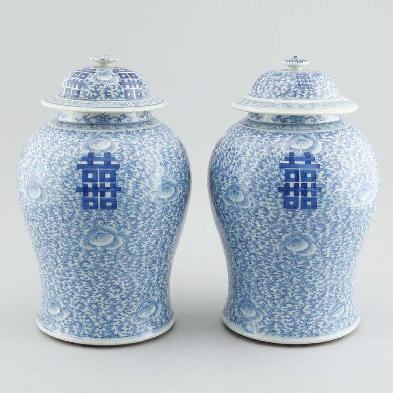 A pair of blue and white porcelain urns with lids, China, Qing dynasty, 19th century.