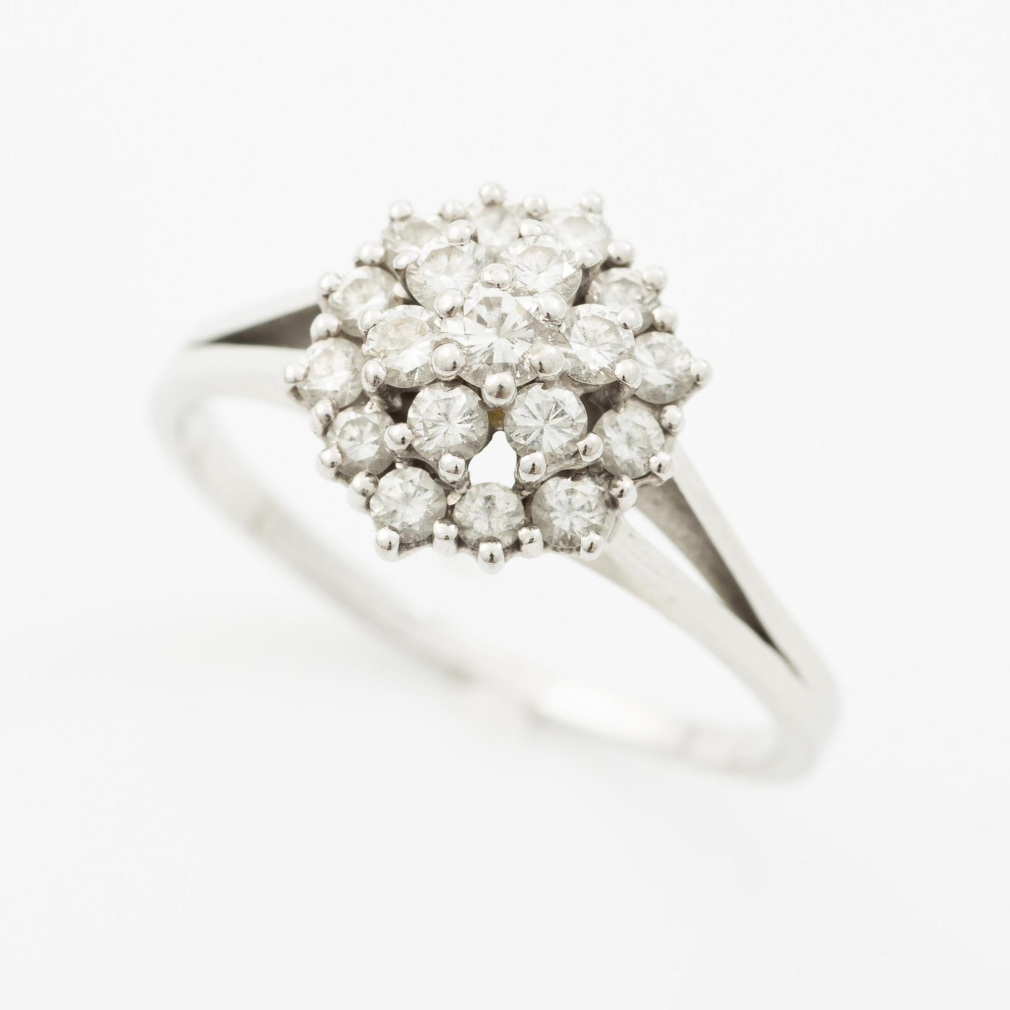 Ring, 18K white gold with brilliant-cut diamonds.
