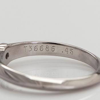 Tiffany & Co, ring, platina med briljantslipad diamant ca 0.45 ct enligt gravyr.