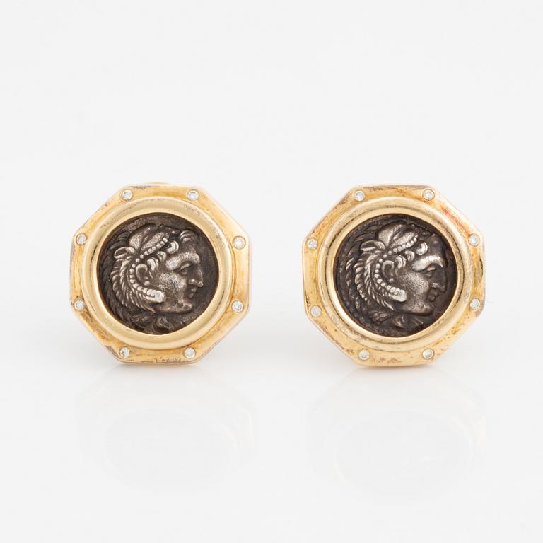 Örhängen, ett par 18K guld med mynt och briljantslipade diamanter.