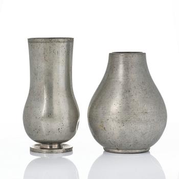 Nils Fougstedt, a set of two vases, Fabriksaktiebolaget Kronsilver, Stockholm, 1933-34.