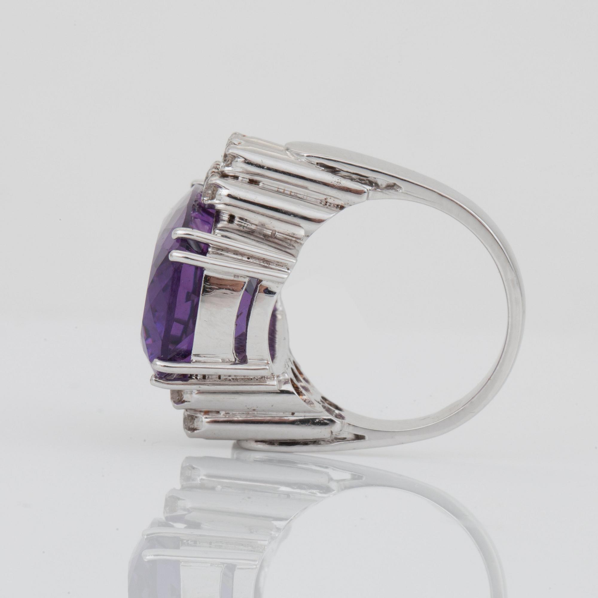 RING med ametist, cirka 19 ct, och diamanter.