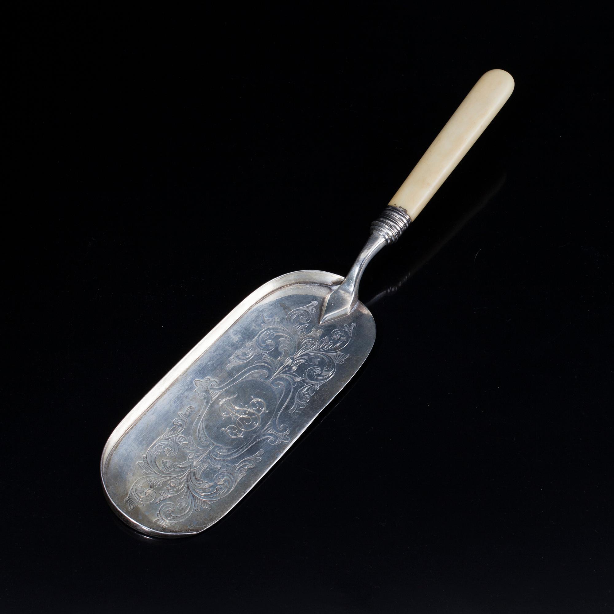 BORDSSKYFFEL, sterling silver, skaft i ben, Birmingham England, sannolikt 1891. Total vikt 180 g.