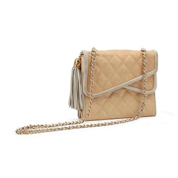 359. CHANEL, a beige shoulder bag.