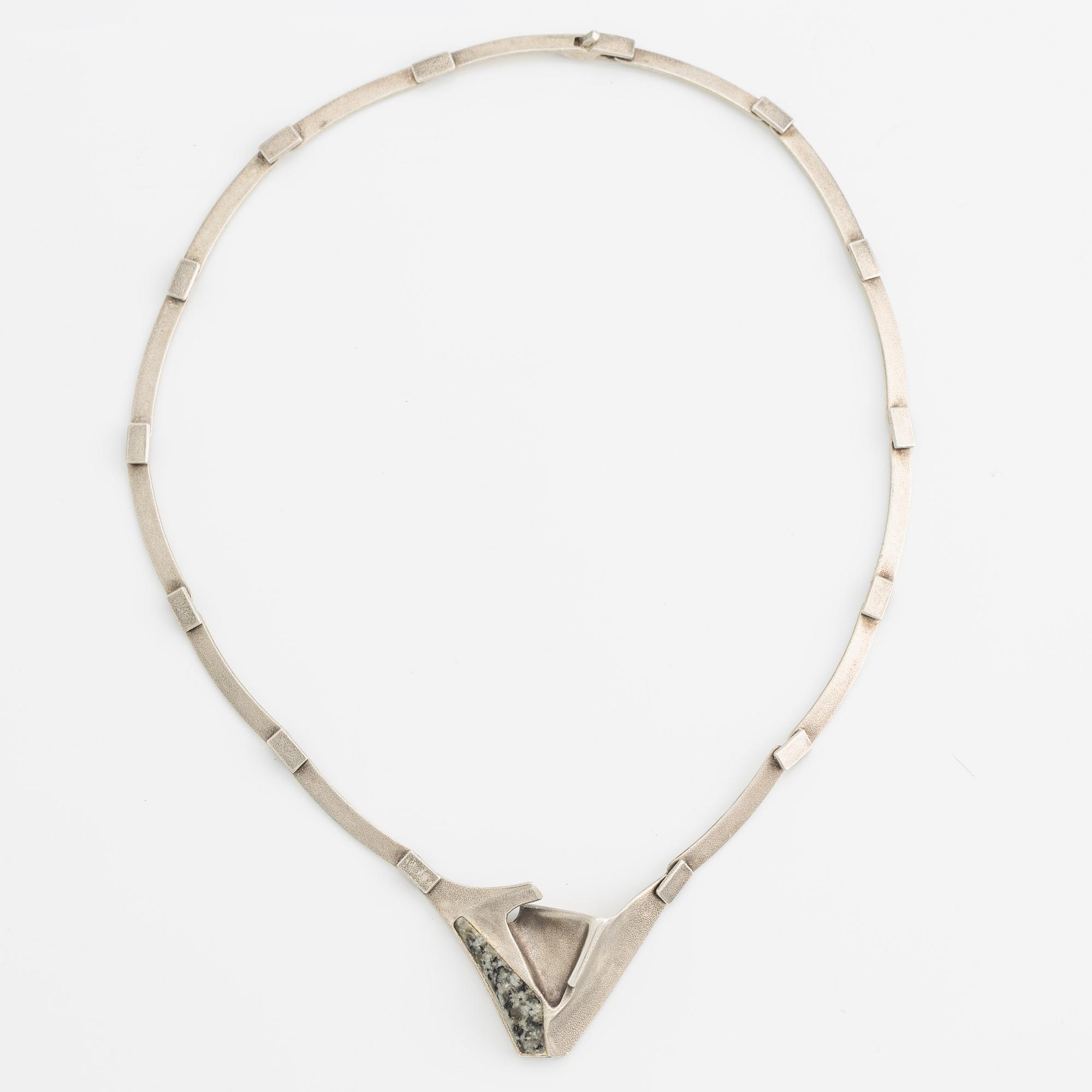 Lapponia collier sterlingsilver med granit "Cormoran", design Björn Weckström, 1990.