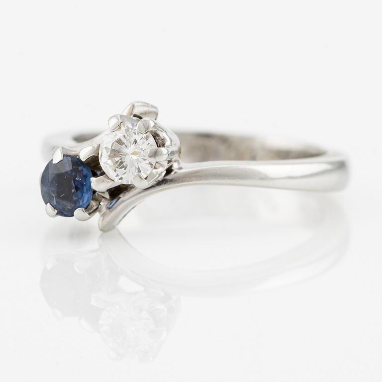 Ring, Syskonring, 18K vitguld med briljantslipad diamant och safir.