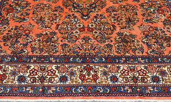 A Sarouk carpet, ca 258 x 210 cm.