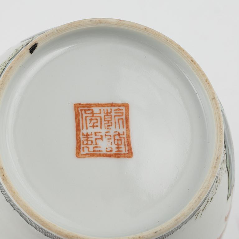 A porcelain vase, China, mid 20th century.
