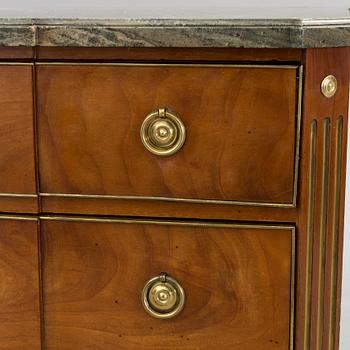 A late Gustavian late 18th century mahogany veneered chest of drawers.