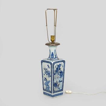 Pöytävalaisin, posliinia, Kiina, myöhäinen Qing-dynastia, 1800/1900-luku.