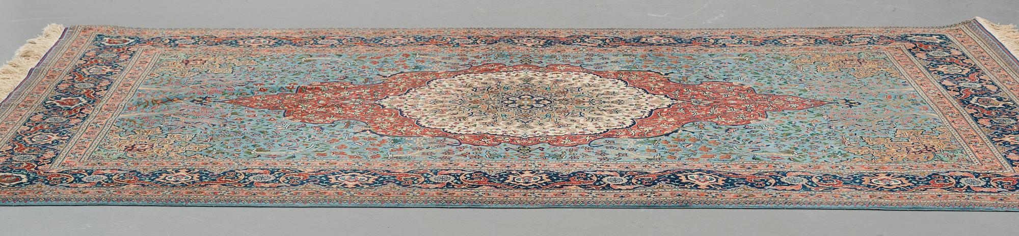 Matta, old Täbris, ca 263,5-266 x 165,5-169,5 cm (samt kortsidorna med 1-1,5 cm blå- och terrakottarandig slätväv).