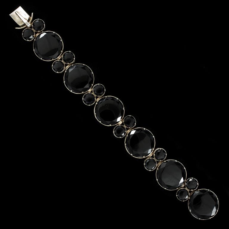 ARMBAND, silver och onyx, 1800-talets första hälft. .