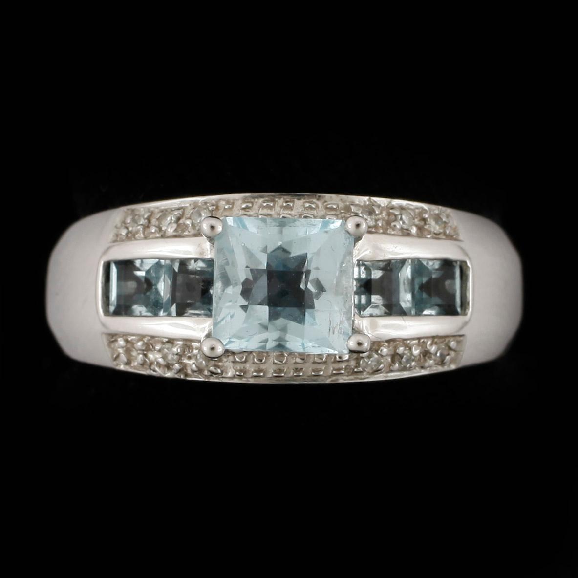 RING, 18k vitguld, facettslipade topaser samt mindre briljantslipade diamanter. Total vikt 5 g.