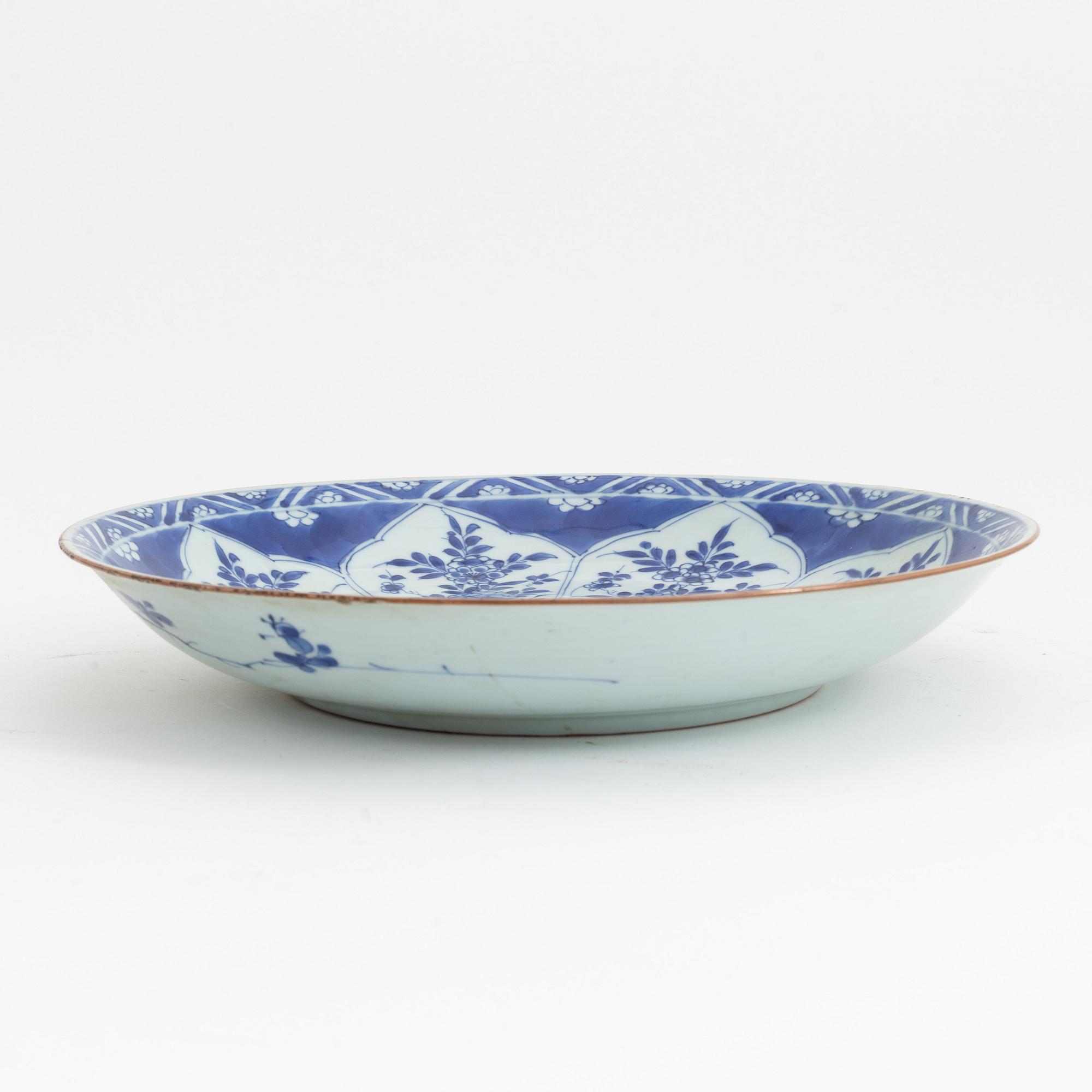 Skålfat, porslin, Qingdynastin, Kangxi (1662-1722).
