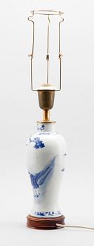 BORDSLAMPA, porslin, Kina, 1900-tal.
