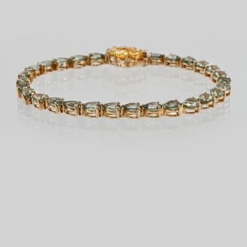 ARMBAND, 18K guld med droppslipade safirer 13.33 ct samt briljantslipad diamant 0.02 ct. Vikt 11,6 gram.