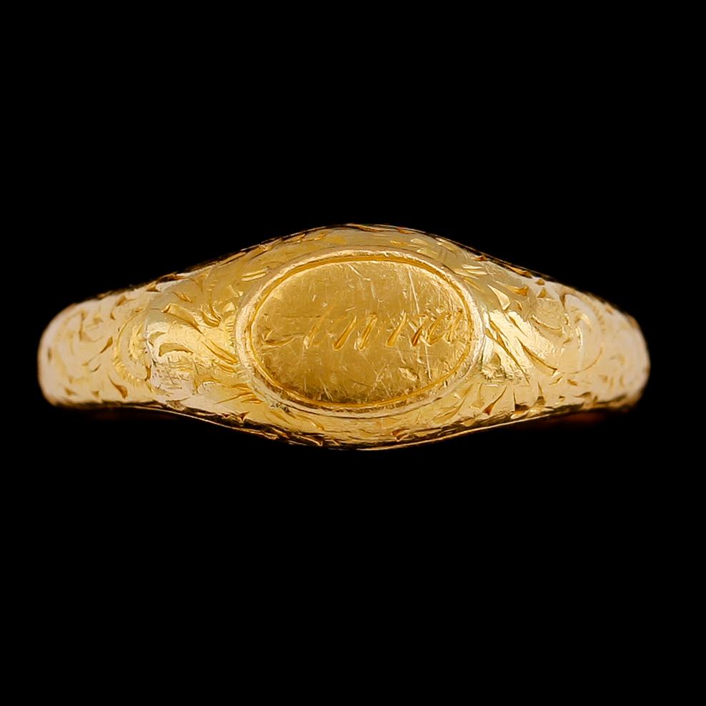 RING, 23 k guld. Vikt ca 6,1 g.