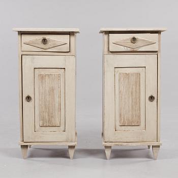 POTTSKÅP, ett par, sengustaviansk stil, omkring 1800/1900.