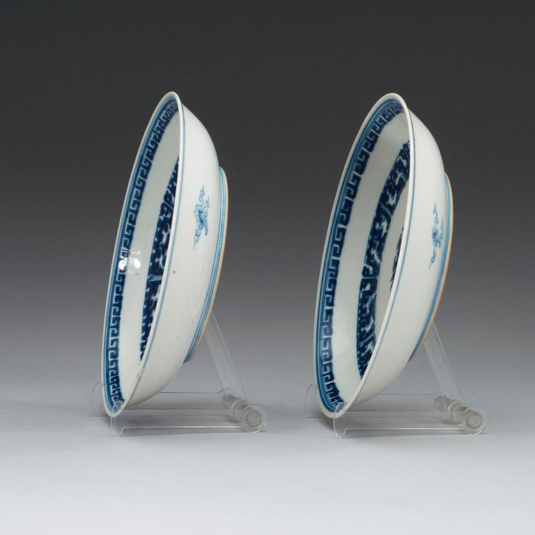 A pair of blue and white chargers, Qing dynasty, Kangxi (1662-1722), with Chenghua four character mark.