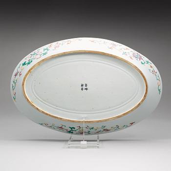 A large oval serving dish, Qing dynastin, 19th Century.