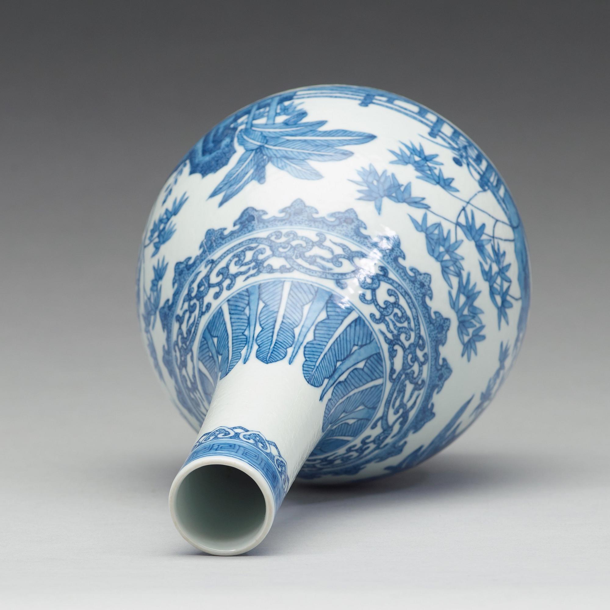 A blue and white bottle vase, Qing dynasty, Guangxu mark and period (1874-1908).