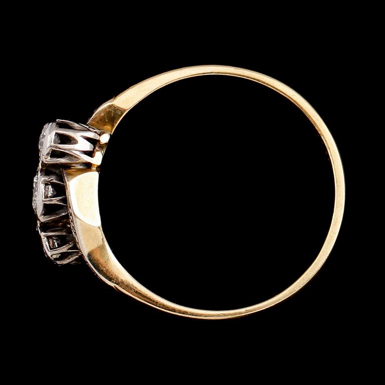 RING, 18 k guld med 3 briljantslipade diamanter, England, 1900-talets första hälft. Vikt ca 3 gram.