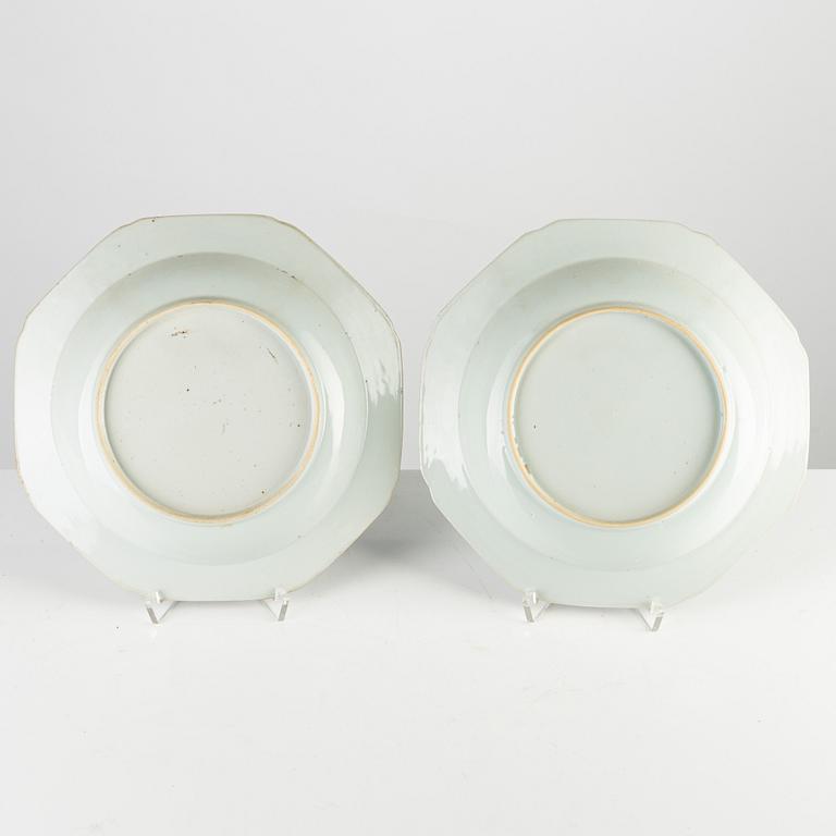 A pair of Chinese export blue and white porcelain plates, Qing dynasty, Qianlong (1736-95).