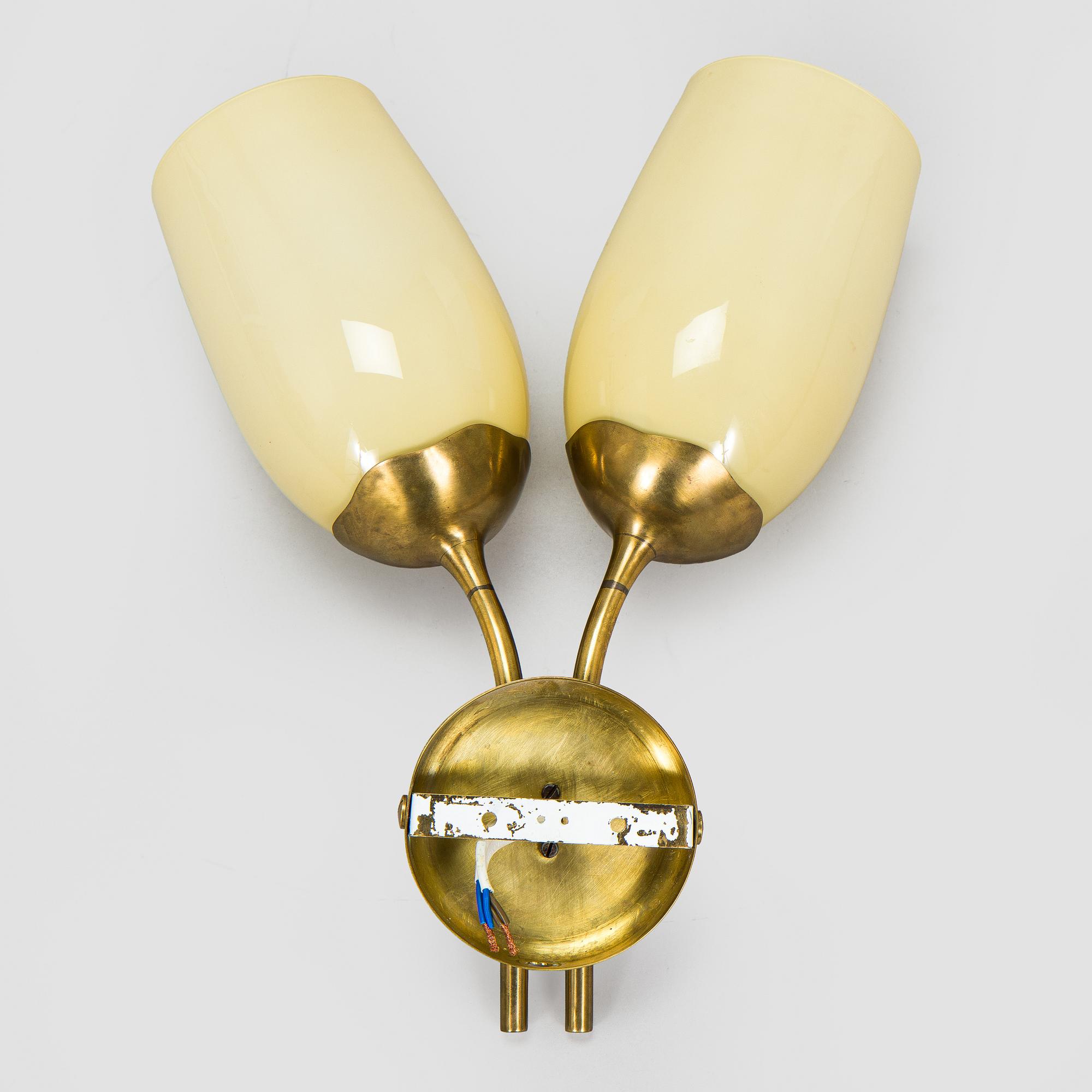 Paavo Tynell, a mid-20th century '9452' wall light for Idman.