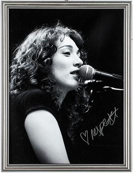 FOTOGRAFI, "Regina Spektor", av Micke Sandström. Säljes till förmån för Hjärt-Lungfonden.