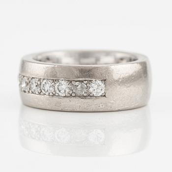 Ring in 18K white gold with round brilliant-cut diamonds.