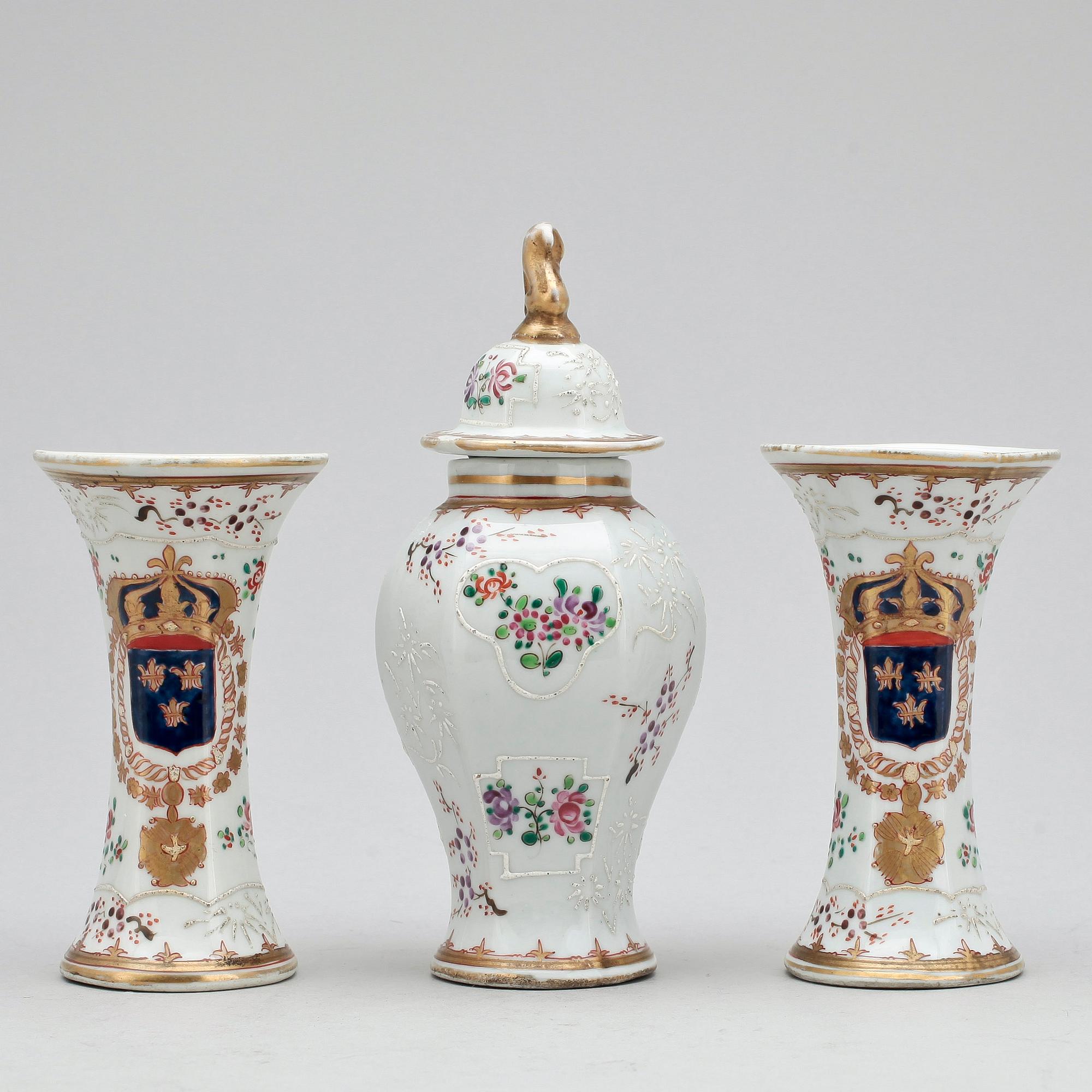 URNA samt TRUMPETVASER, 1+2, porslin, Samson, Frankrike, omkring 1800-talets mitt.