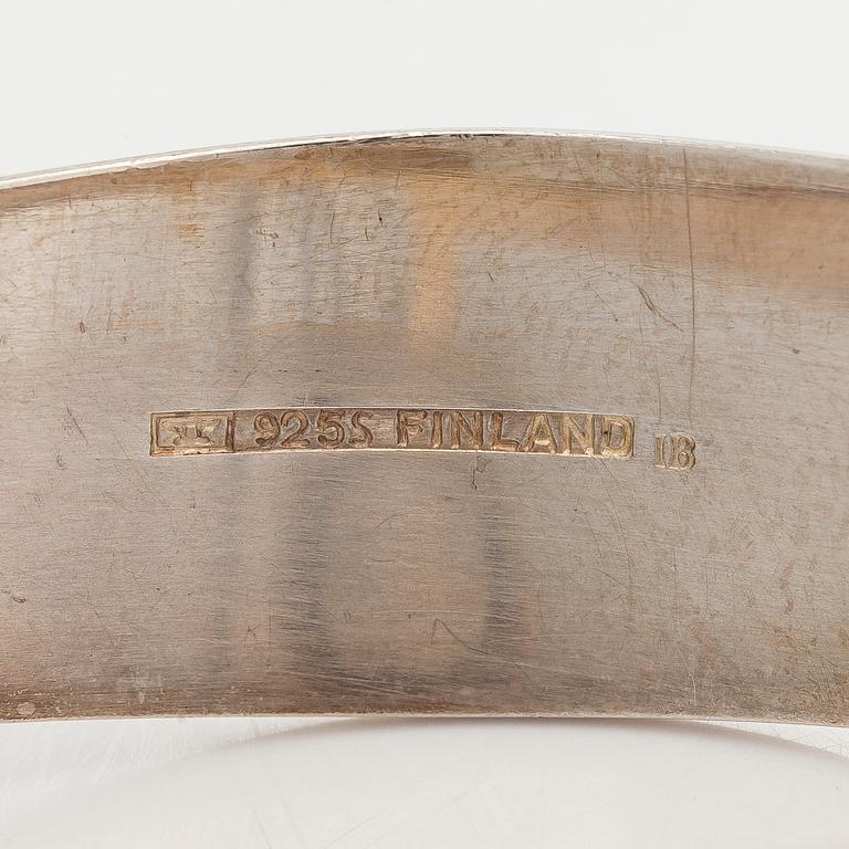 Elis Kauppi, armring, sterlingsilver med fasettslipad bergkristall. Kupittaan Kulta, Åbo.