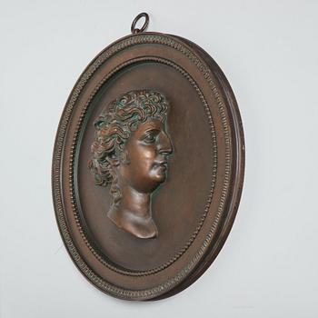 PORTRÄTTMEDALJONG, av metall, föreställande Anna Johanna Grill, efter Sergel, 1800-talets mitt.