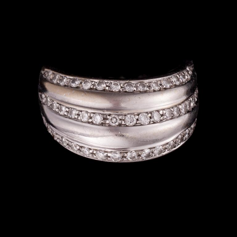 RING, 18K vitguld, diamanter. Vikt ca 9,3 g.
