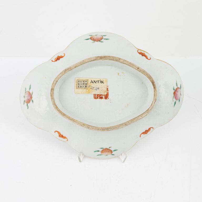 Two porcelain vases and a dish, Qing dynasty, 19th Century.