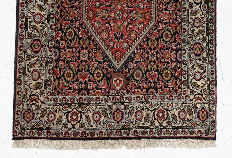 A Bidjar runner, a. 296 x 82 cm.