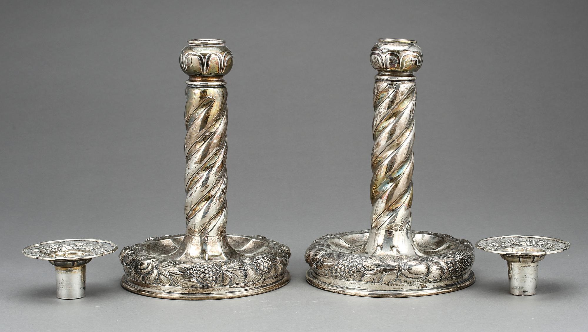 LJUSSTAKAR, ett par, silver, svenska importstämplar, 1900-talets första hälft. Vikt ca 945g.