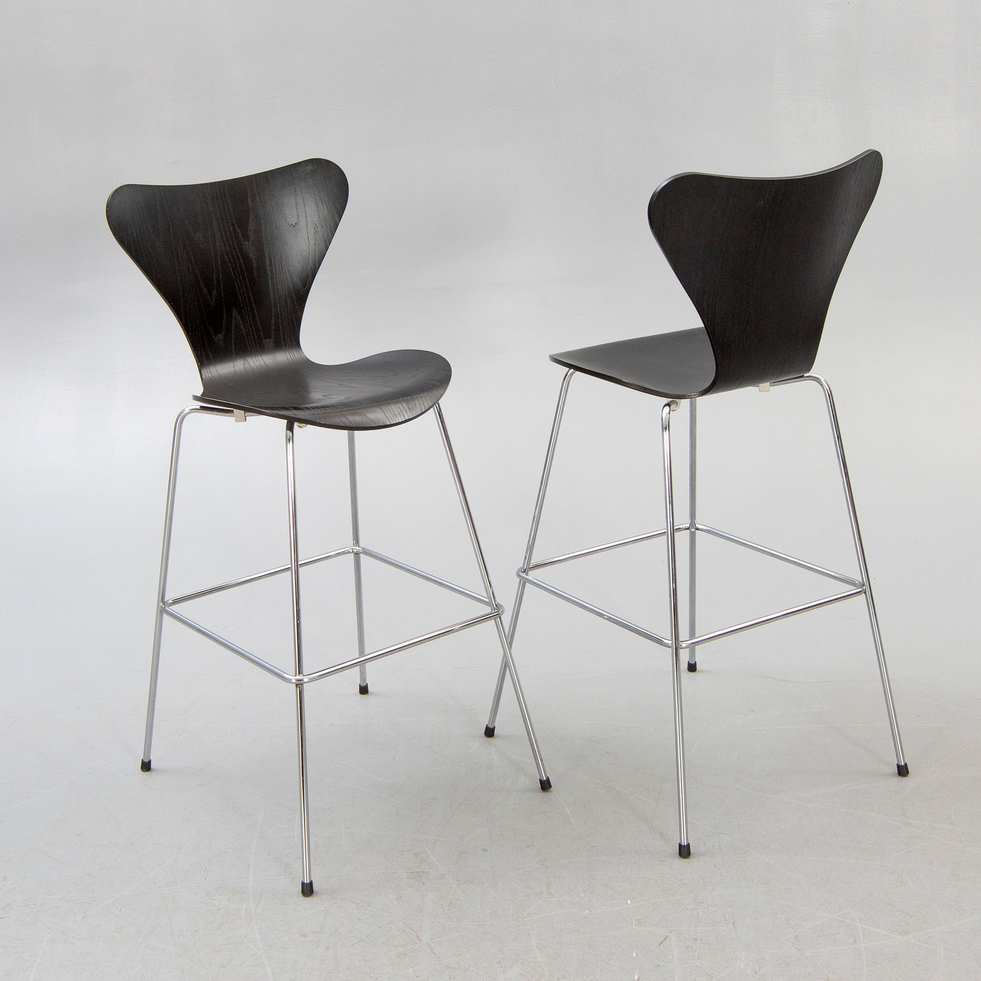Arne Jacobsen, barstolar, ett par, "Sjuan", Fritz Hansen, 2000-tal.
