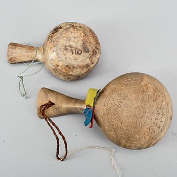 KÅSOR, 2 st, trä, samearbeten, 1900-talets första hälft.