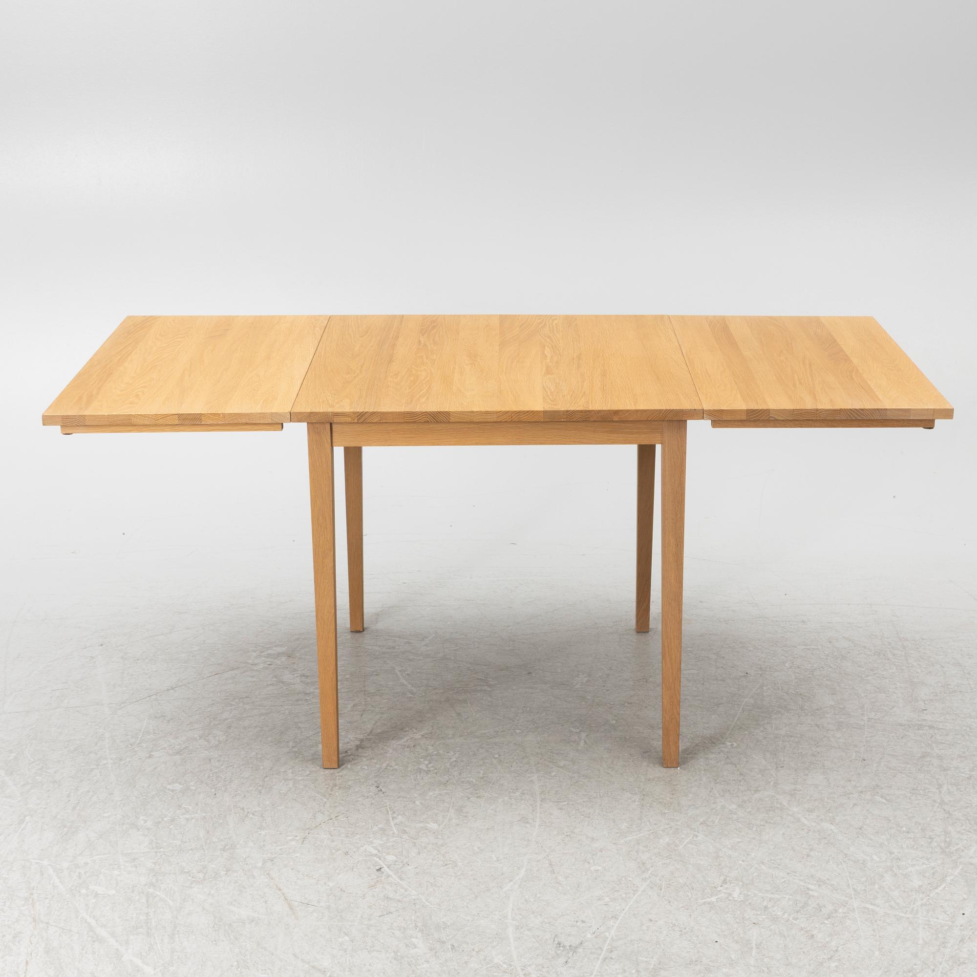 Dining table with leaves, 21st century.
