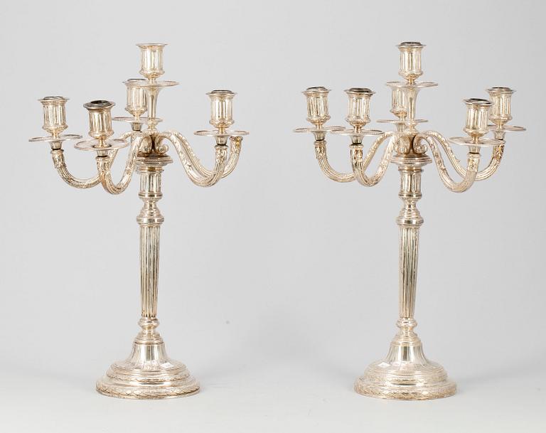 KANDELABRAR, ett par, låghaltigt silver 800, Louis XVI-stil, Tyskland. Total vikt ca 3012g.