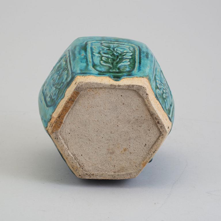 A ceramic jar, Qing dynasty, 19th century.