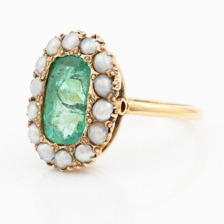 Ring in 18K gold with a cushion-shaped emerald and half pearls.