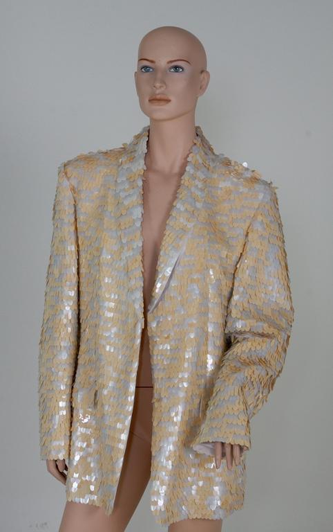 KAVAJ, Gianni Versace. Proveniens: Festkonsult Gert Tornberg. Säljes till förmån för Röda Korset.