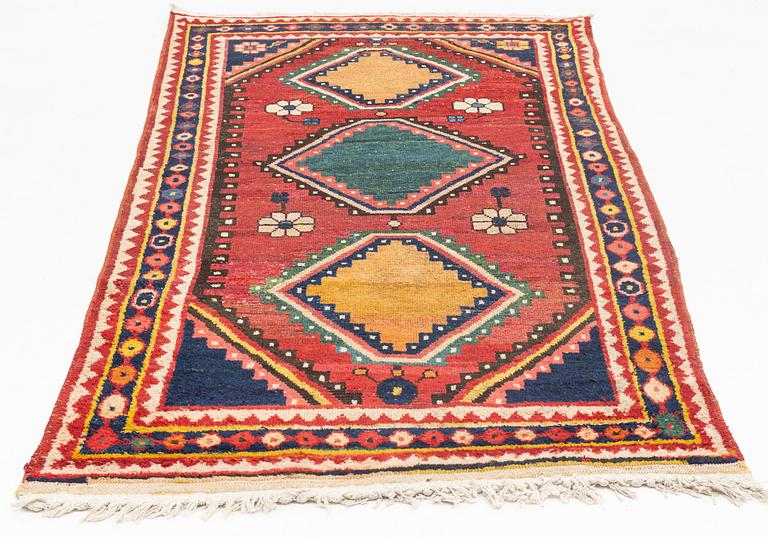 A semi-antique Khersake-Bakthiari carpet, ca 268 x 128-145 cm.