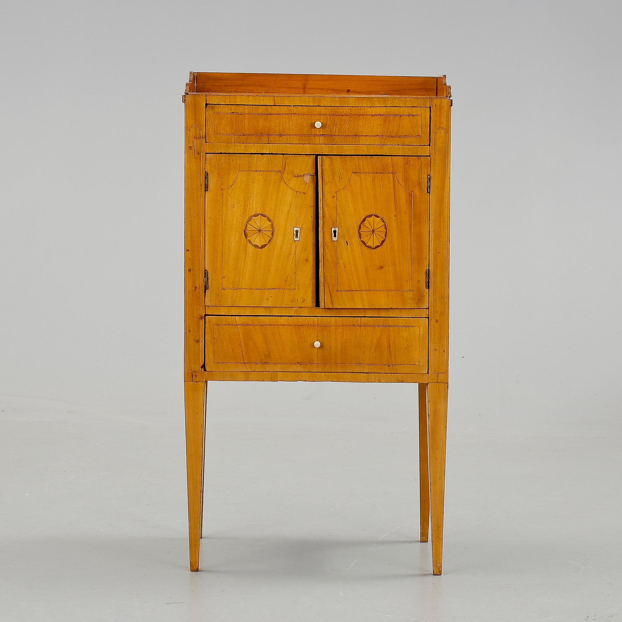 POTTSKÅP, Karl-Johan/sengustavianskt, tidigt 1800-tal.