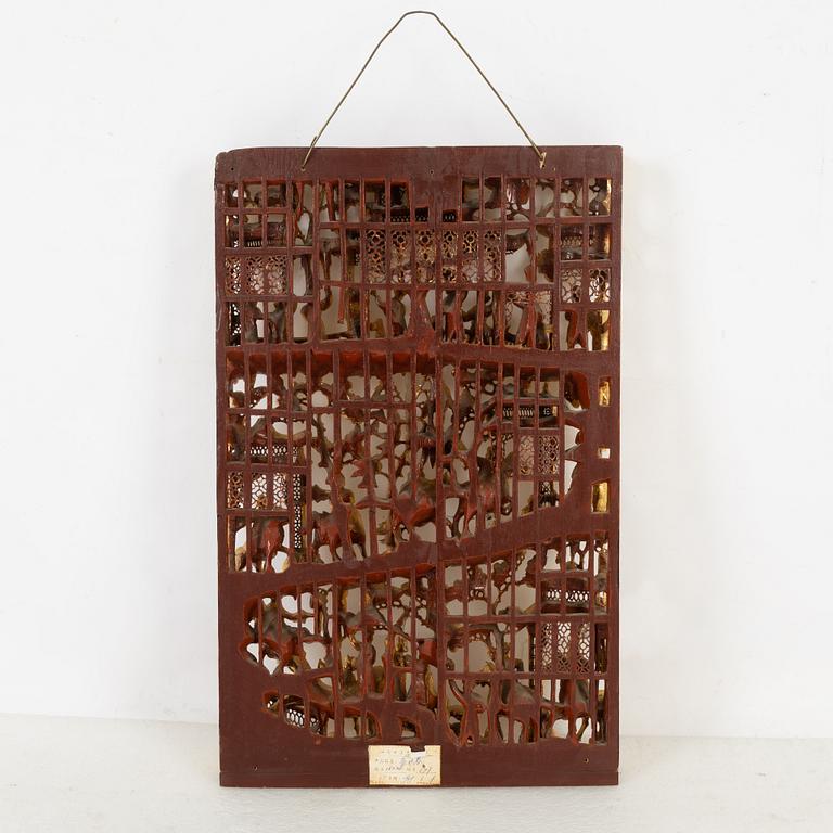 A carved Chinese wooden panel, late Qing dynasty, circa 1900.