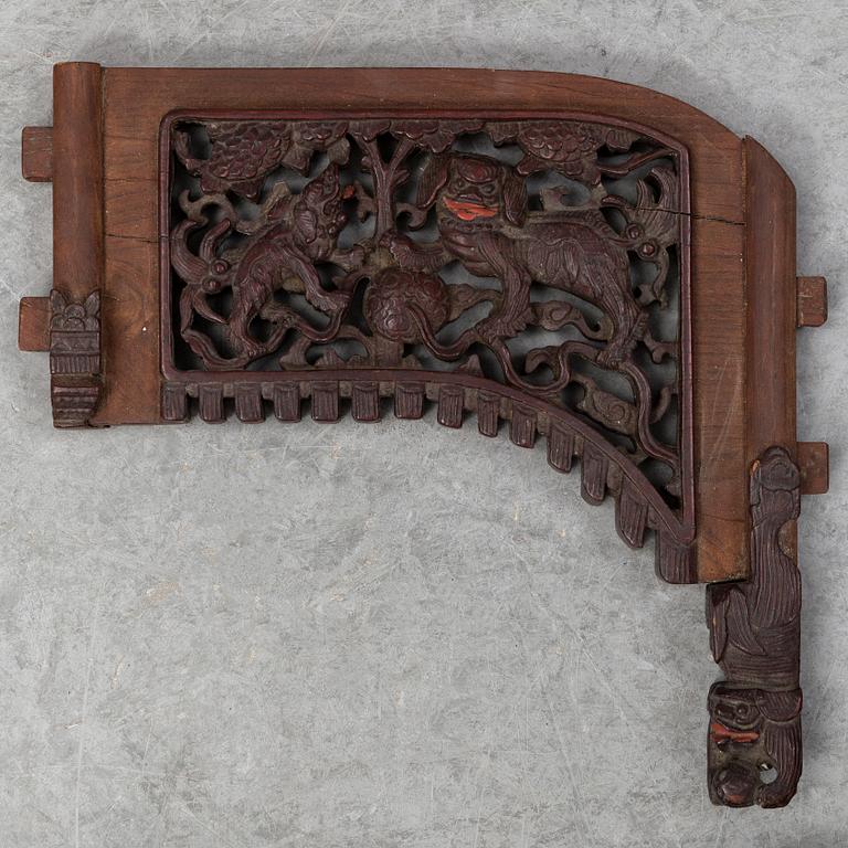 DEKORFÖREMÅL, 7 delar, trä. Kina, 1900-tal.